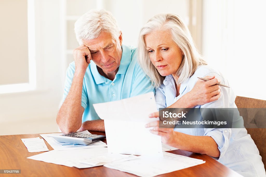 Couple, calcul des Finances personnelles - Photo de Couple senior libre de droits