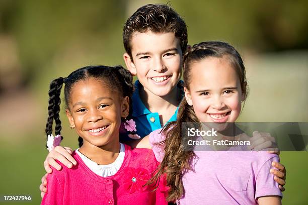 Diversidade Crianças Da Escola Primária - Fotografias de stock e mais imagens de 6-7 Anos - 6-7 Anos, 8-9 Anos, Afro-americano