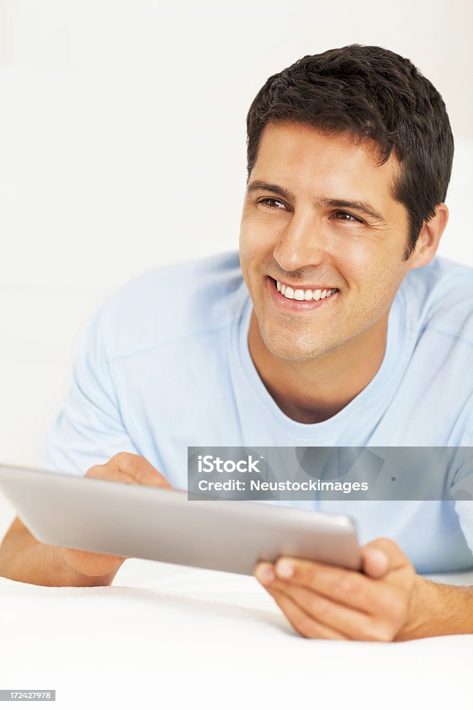 Young Man Holding Digital Tablet - Foto de stock de 20 a 29 años libre de derechos