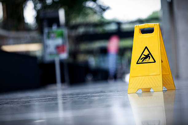 segnale di pericolo scivoloso - floor wet slippery danger foto e immagini stock