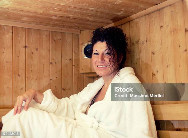 Photo libre de droit de Femme Mature Dégustant Un Sauna banque d'images et plus d'images libres de droit de Adulte - Adulte, Adulte d'âge moyen, Adulte d'âge mûr