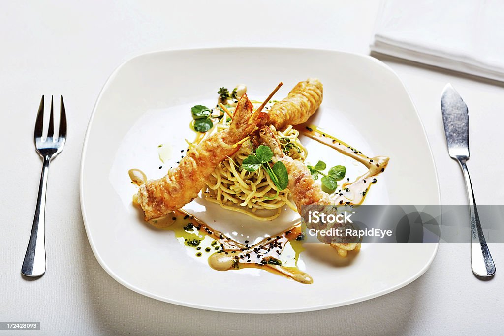 Bellamente tempura de camarones y chapado en estilo platos con fideos y el sésamo-salsa con especias - Foto de stock de Alimento libre de derechos