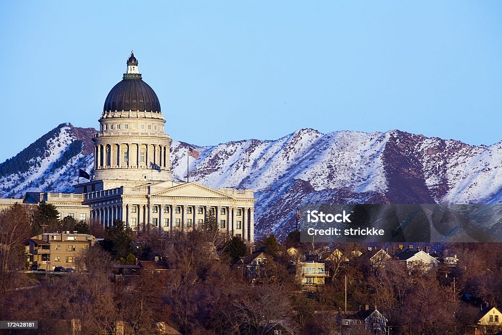 Capitole de l'Utah, avec les montagnes en toile de fond - Photo de Capitole d'État libre de droits