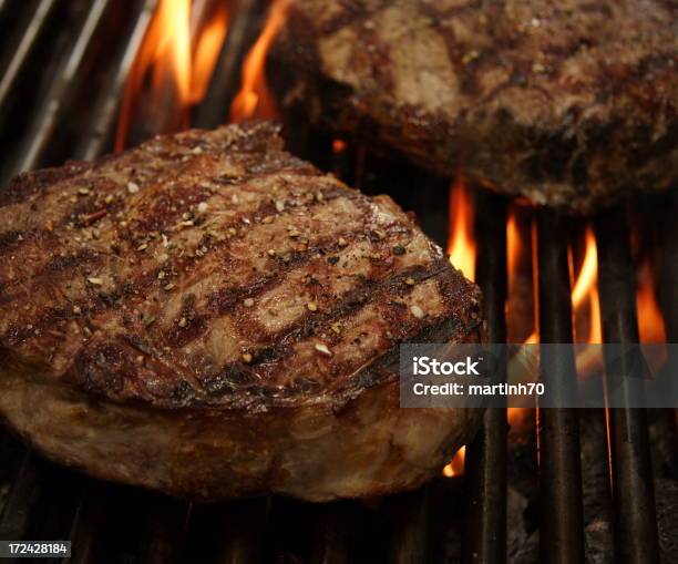 Entrecote Bistec De Costilla Y Fuego Foto de stock y más banco de imágenes de Bistec - Bistec, Rayado - Diseño, Calor