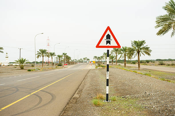 wadi znak ostrzegawczy - sign stop sign arabic script oman zdjęcia i obrazy z banku zdjęć