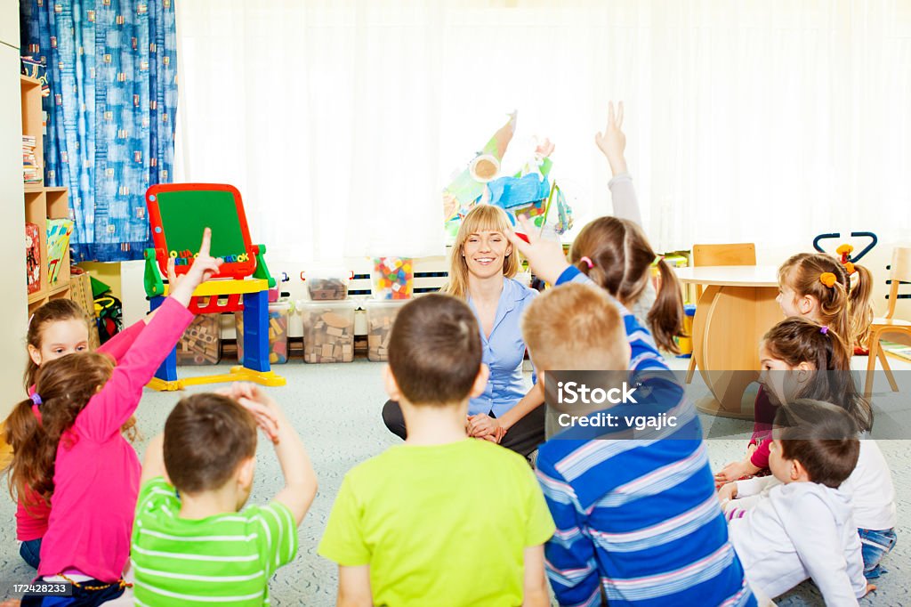 Lehrer Fragen Kinder. - Lizenzfrei Fragen Stock-Foto