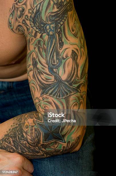 Photo libre de droit de Faire Tatouer Gros Plan Des Bras banque d'images et plus d'images libres de droit de Adulte - Adulte, Beauté, Biceps