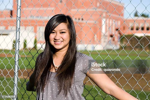 Asiatische Teenagermädchen Lächelnd Außerhalb Der High School Copy Space Stockfoto und mehr Bilder von Kräftig gebaut