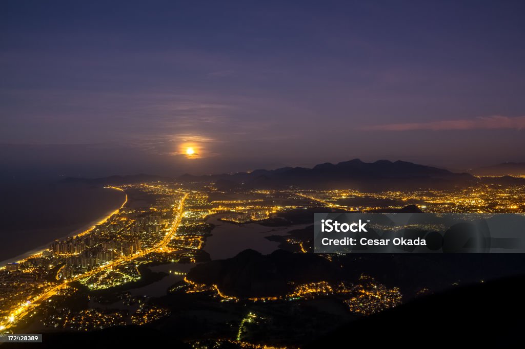 Rio de Janeiro w nocy - Zbiór zdjęć royalty-free (Barra Beach)