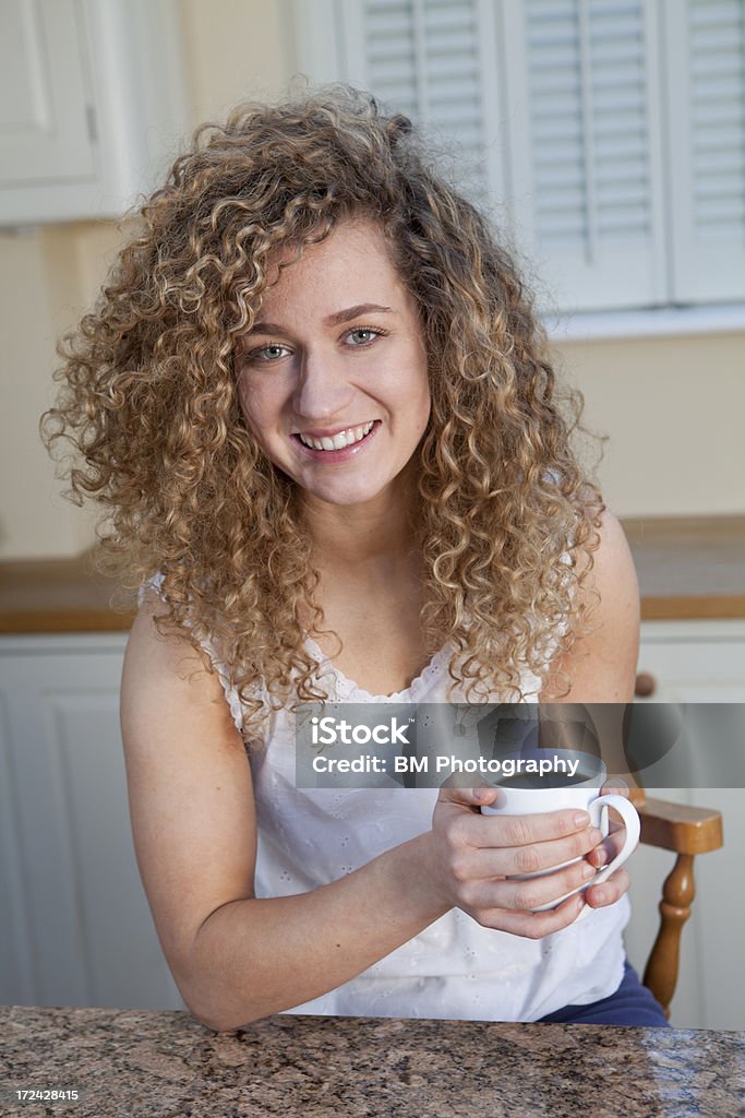 Chica de estar para beber una taza de café en su casa - Foto de stock de 20 a 29 años libre de derechos
