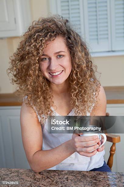 Chica De Estar Para Beber Una Taza De Café En Su Casa Foto de stock y más banco de imágenes de 20 a 29 años