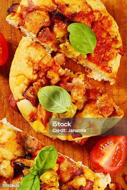 Mini Pizza - Fotografie stock e altre immagini di Antipasto - Antipasto, Basilico, Cena