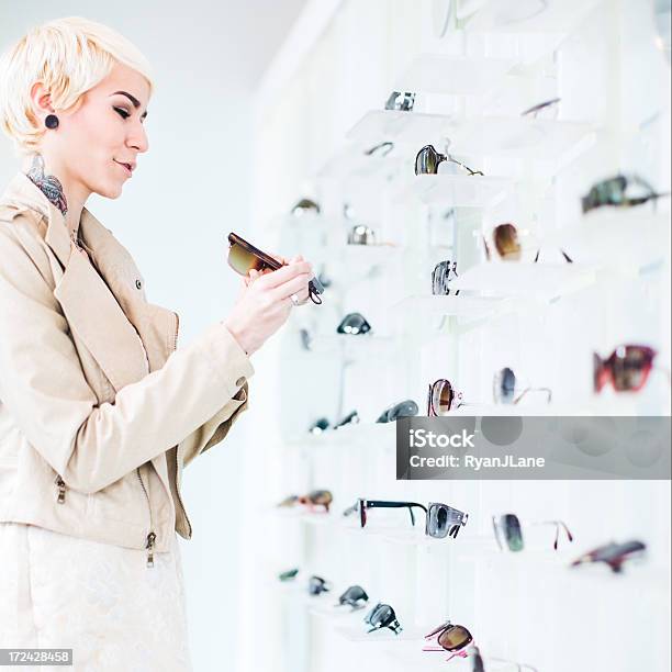 Gafas Mujer Joven De Compras Foto de stock y más banco de imágenes de 20 a 29 años - 20 a 29 años, A la moda, Accesorio para ojos