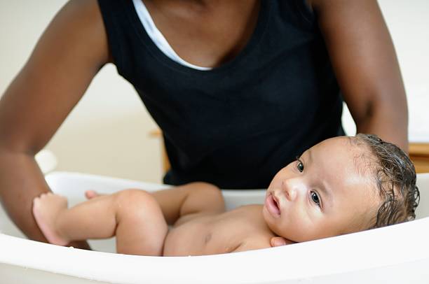 close-up di biracial bambino con vasca da bagno - baby1 foto e immagini stock