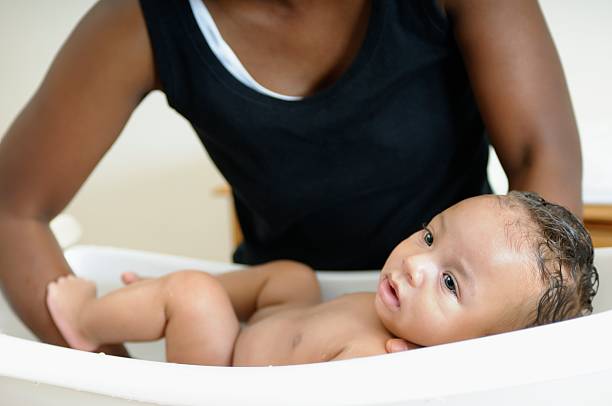 крупный план baby having a biracial ванной - baby1 стоковые фото и изображения
