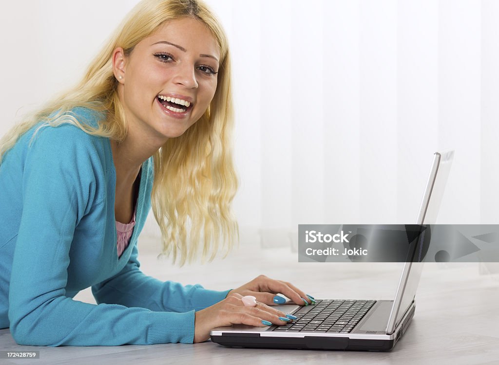 Mulher com laptop. - Foto de stock de 20 Anos royalty-free