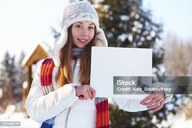 Foto de Inverno Menina Com Banner Em Branco e mais fotos de stock de Adolescente - Adolescente, Adolescentes Meninas, Adulto