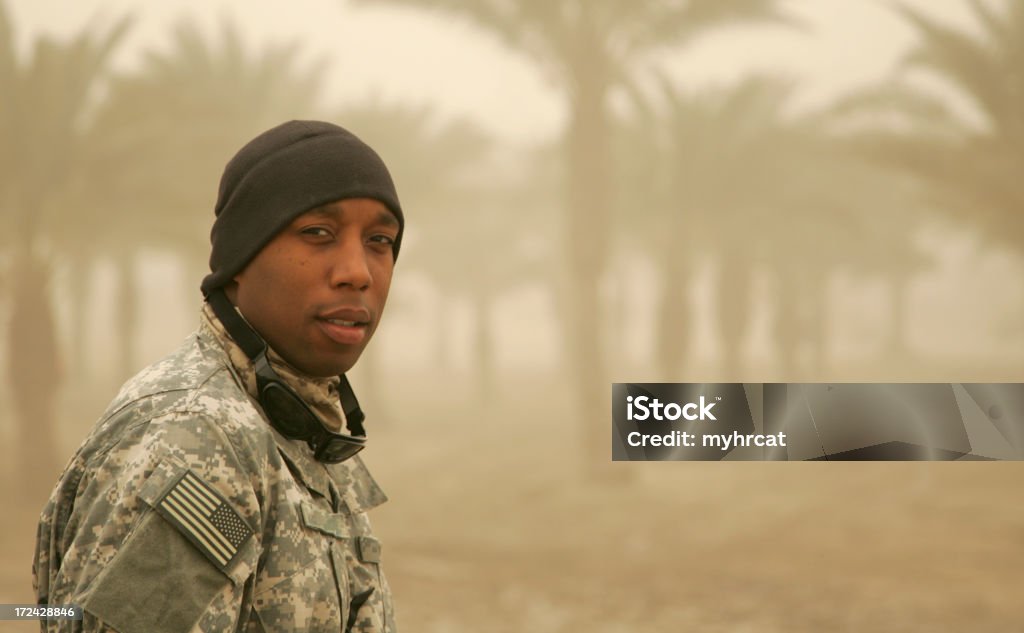 Уверенно солдат в Sandstorm - Стоковые фото Багдад роялти-фри