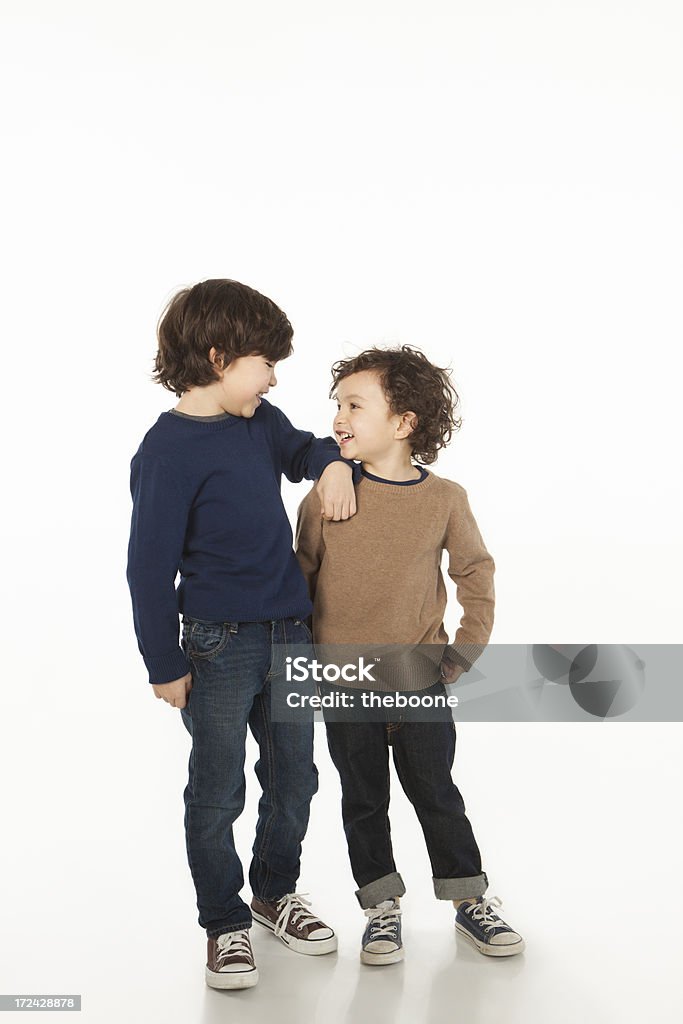 Giovani fratelli su sfondo bianco. - Foto stock royalty-free di 4-5 anni