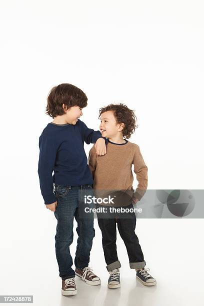 Giovani Fratelli Su Sfondo Bianco - Fotografie stock e altre immagini di 4-5 anni - 4-5 anni, 6-7 anni, Abbigliamento casual