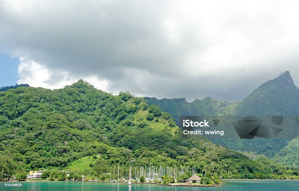 Moorea Jachthafen und die Berge - Lizenzfrei Bootssteg Stock-Foto