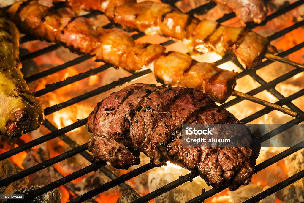 Grillowanie mięsa - Zbiór zdjęć royalty-free (Barbecue)