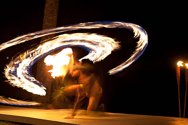 traditionelle hawaiianische-dance performance - fire dancer stock-fotos und bilder