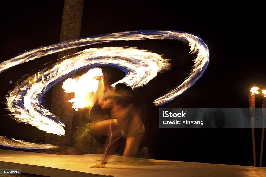 번자체 하와이어 파이어 댄스 성능 - 로열티 프리 불을 사용하는 댄서 스톡 사진