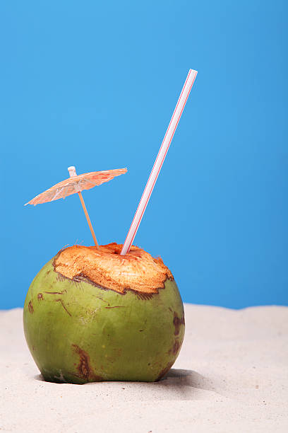 코코넛 모래 - coconut drink cocktail umbrella 뉴스 사진 이미지