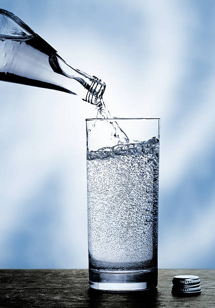 água mineral. - water water bottle glass pouring imagens e fotografias de stock