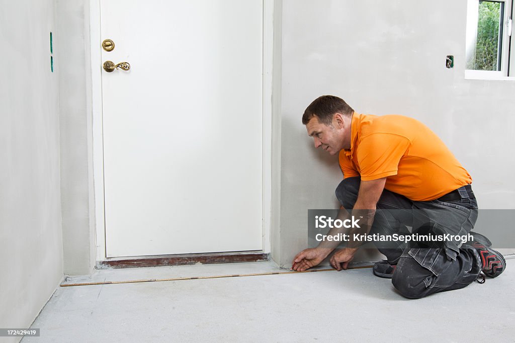 Mann messen Zimmer - Lizenzfrei Installieren Stock-Foto