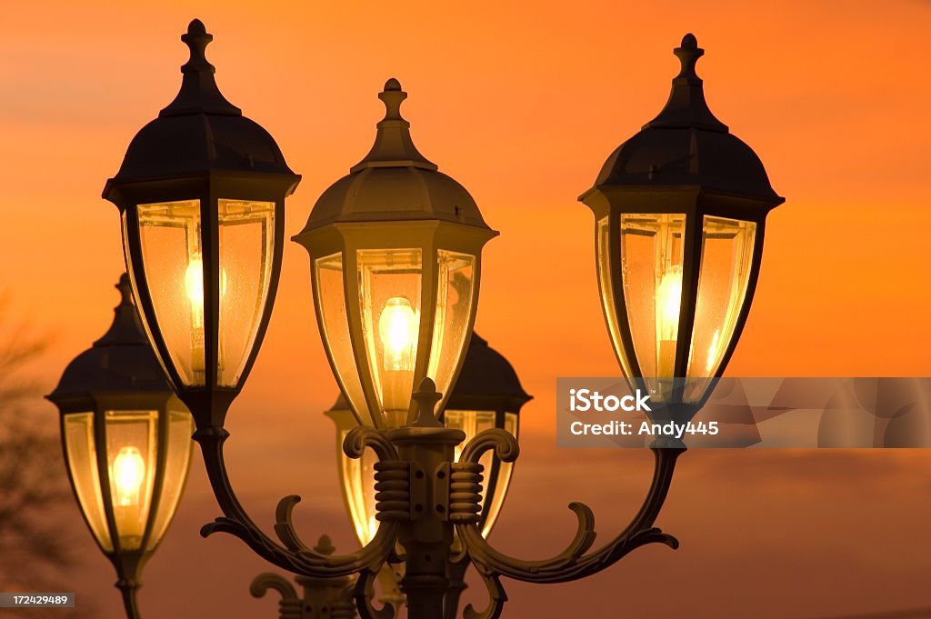 Luz en la calle Al atardecer#2 - Foto de stock de Estilo victoriano libre de derechos