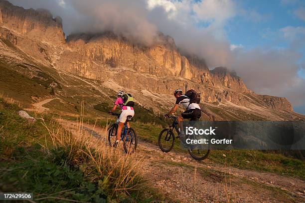 Mountain Biker Em South Tyrol Montanhas Dolomitas - Fotografias de stock e mais imagens de Acabar - Acabar, Adulto, Alto Adige