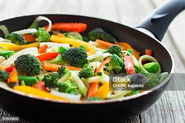 Legumes De Fritar Mexa - Fotografias de stock e mais imagens de Alimentação Saudável - Alimentação Saudável, Brócolo, Cebola