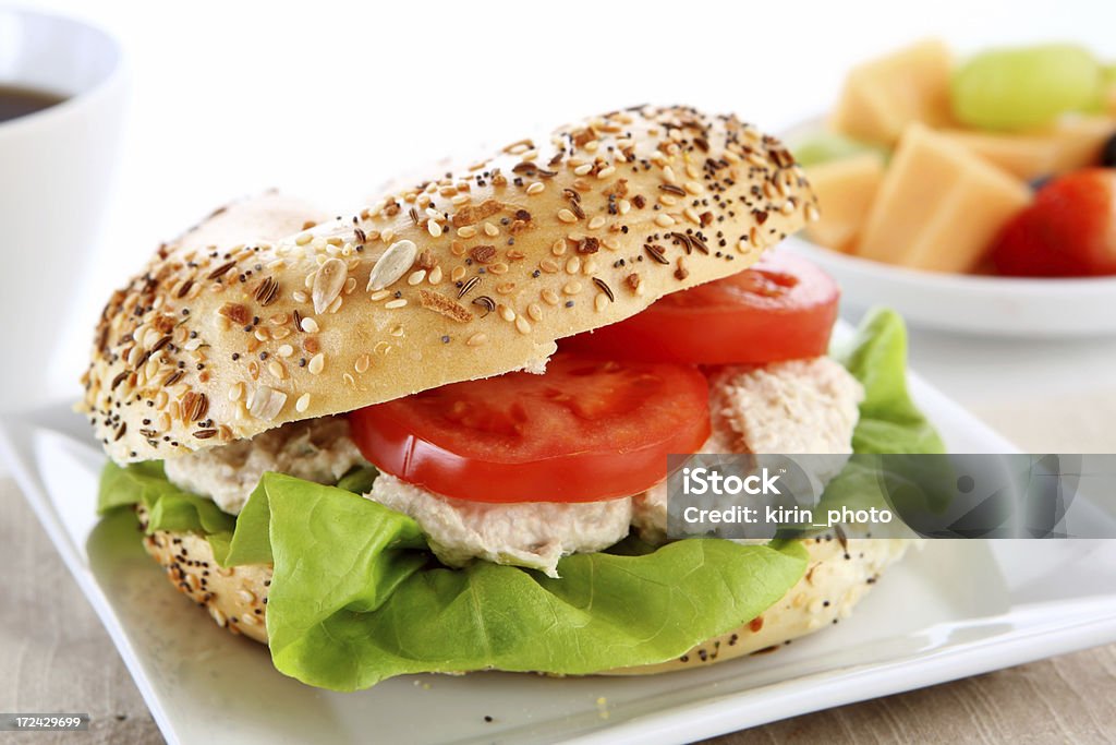 De un sándwich y una ensalada de atún - Foto de stock de Macedonia - Postre libre de derechos