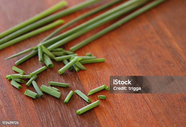 Cortar Cebolinhos - Fotografias de stock e mais imagens de Alimentação Saudável - Alimentação Saudável, Castanho, Caule de planta