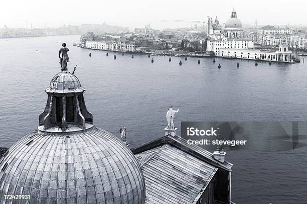 Mglisty Widok Na San Giorgio Maggiore Wenecja - zdjęcia stockowe i więcej obrazów Architektura - Architektura, Bazylika Santa Maria della Salute, Bez ludzi