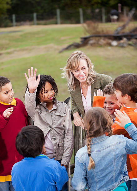 insegnante con un gruppo di bambini in zoo - teaching field trip classroom child foto e immagini stock