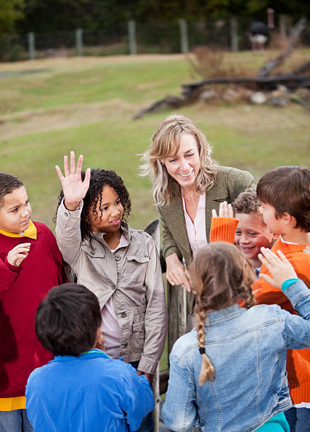 教師、グループにお子様の動物園 - teaching field trip classroom child ストックフォトと画像