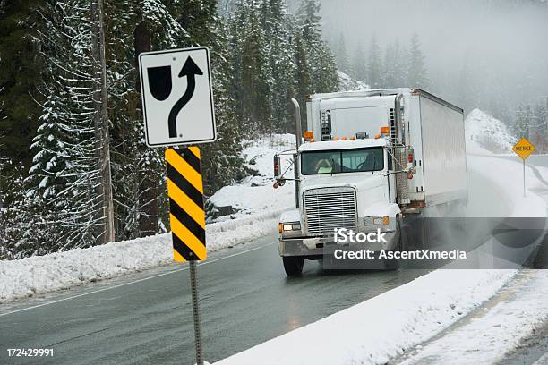 ストーム Trucker - トラックのストックフォトや画像を多数ご用意 - トラック, 通り, 運転する