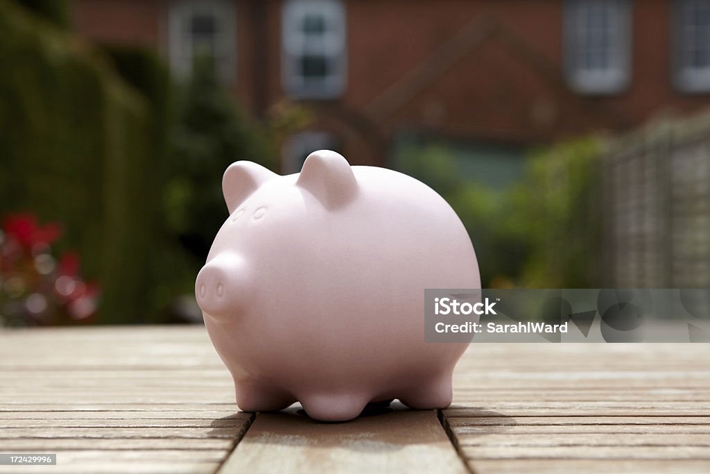 Свинья-копилка на деревянном полу-на открытом воздухе - Стоковые фото Банковское дело роялти-фри