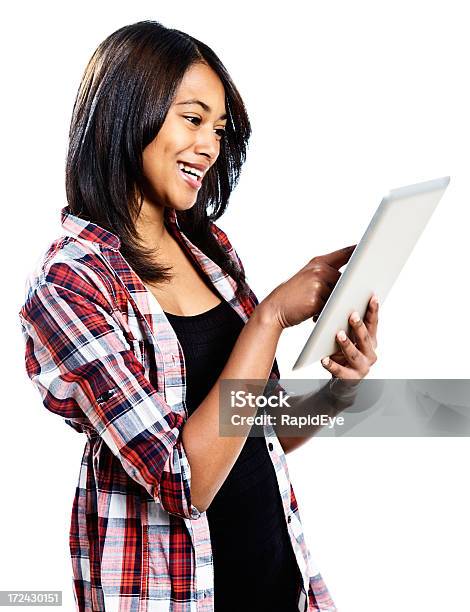 私の新しいデジタルタブレット若い女性タップタッチスクリーン笑顔 - 1人のストックフォトや画像を多数ご用意 - 1人, 20代, えくぼ