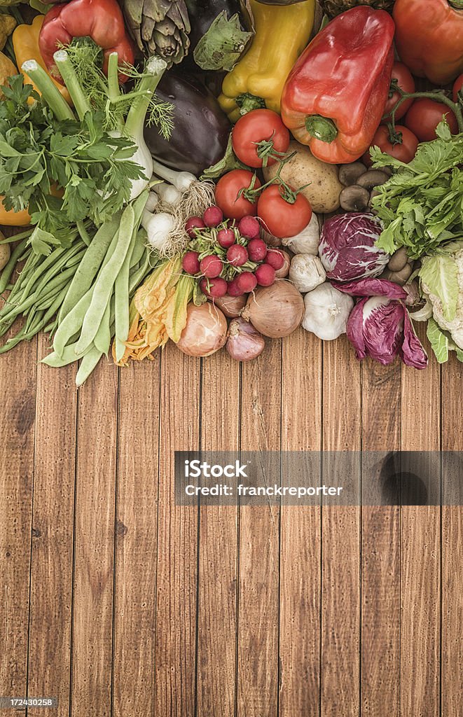Свежие овощи перемешать on wood plank - Стоковые фото Овощ роялти-фри