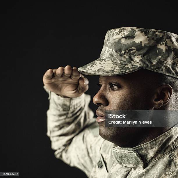 Foto de Soldado Em Atenção e mais fotos de stock de Vista Lateral - Vista Lateral, Forças armadas, Saudar