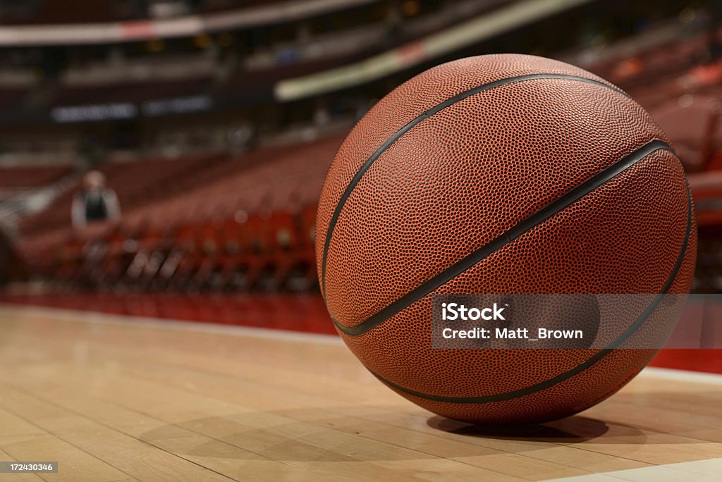 Мяч и баскетбольной площадке - Стоковые фото Баскетбол роялти-фри