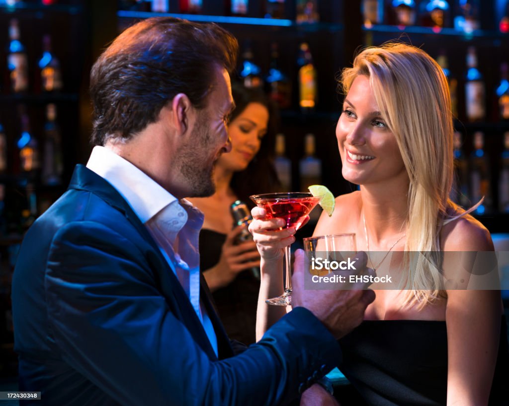 Uomo con donna bere al Bar Martini - Foto stock royalty-free di Adulto