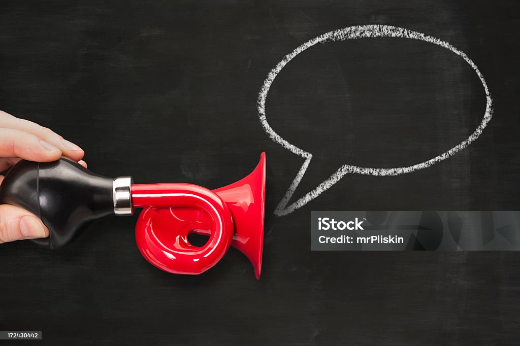 Czerwony horn lub trumpet i Dymek - Zbiór zdjęć royalty-free (Bez ludzi)