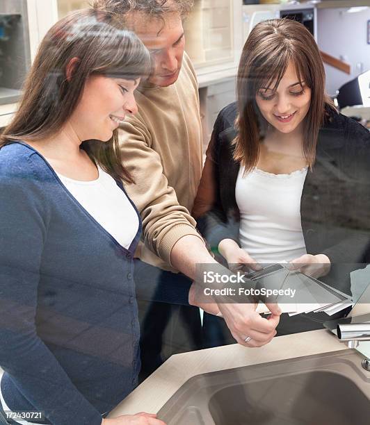 Foto de Comprar Um Novo Móveis e mais fotos de stock de Adulto - Adulto, Amostra de Carpete, Amostra de Cor