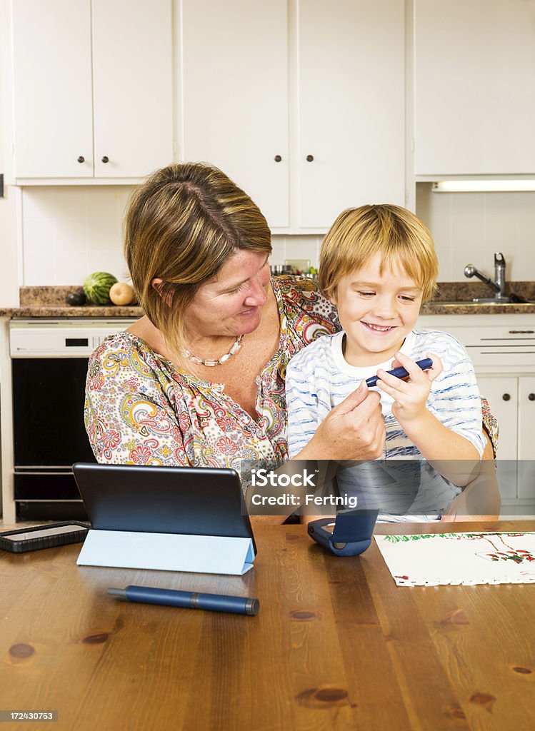 Controlo de diabetes, nível de açúcar no sangue, níveis de glucose na cozinha - Royalty-free Mulheres Foto de stock