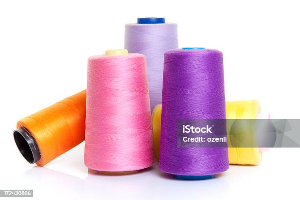 Foto de Caixas Coloridas Spools De Encadeamento e mais fotos de stock de Agulha - Agulha, Algodão - Material Têxtil, Arranjo